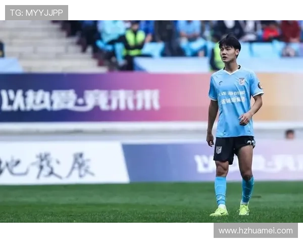 毛伟杰遭飞踹倒地 主裁漏判红牌安东尼奥不满 毛伟杰遭飞踹倒地 主裁漏判红牌安东尼奥不满